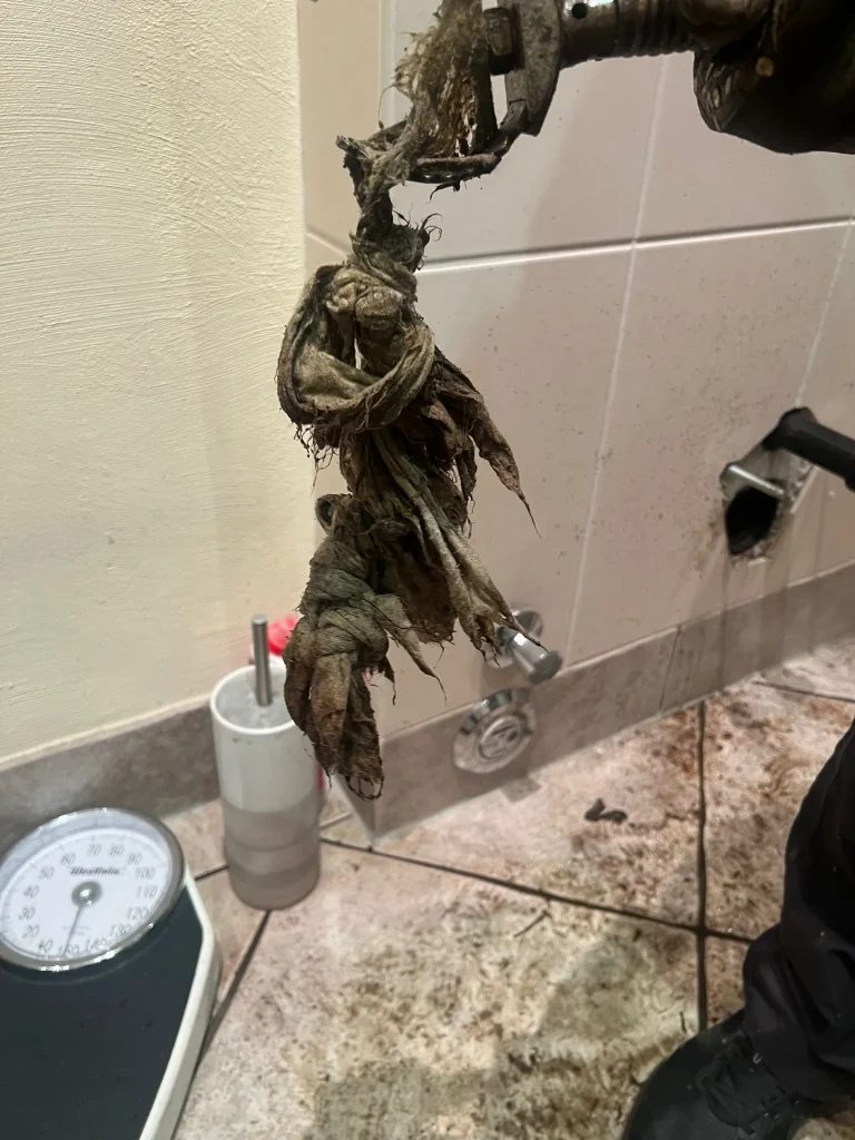 Es gibt kaum etwas Unangenehmeres im eigenen Zuhause als den Gestank nach faulen Eiern oder Kloake. Wenn sich Kanalgeruch im Bad oder Keller ausbreitet, ist die Wohnqualität massiv beeinträchtigt. Doch nicht immer ist die Ursache sofort sichtbar. Wir von Sanitär & Rohr Profi Service helfen Ihnen, den Auslöser zu finden und die Luft wieder rein zu machen.