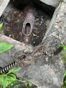 In Hamburg spricht man nicht einfach vom Kanal, sondern vom Siel. Wenn das Abwasser nicht mehr vom Haus in das öffentliche Netz abfließen kann, liegt oft eine Sielverstopfung vor. Dies ist ein Notfall, der sofortiges Handeln erfordert, um einen Rückstau ins Gebäude zu verhindern. Unser Team von Sanitär & Rohr Profi Service ist spezialisiert auf die Sielreinigung beseitigen  und hilft Ihnen schnell und kompetent.
