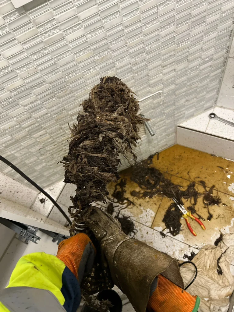 Hamburg ist berühmt für seine wunderschönen Altbauten. Hohe Decken, Stuck und Dielenböden machen den Charme der Hansestadt aus. Doch hinter den historischen Fassaden lauert oft eine Gefahr, die viele Eigentümer verdrängen: das veraltete Rohrleitungssystem. Wenn der Wasserdruck sinkt oder das Wasser bräunlich aus dem Hahn kommt, ist eine Sanierung alter Wasserleitungen oft unumgänglich. Wir von Sanitär & Rohr Profi Service sind Ihr Spezialist für diese sensiblen Arbeiten.