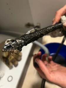 Probleme im Abwassersystem bleiben oft lange unbemerkt, da die Rohre unter der Erde oder in den Wänden liegen. Wenn der Abfluss stinkt oder das Wasser im Keller steht, ist die Ursache meist nicht mit bloßem Auge zu erkennen. Hier kommt die moderne Technik ins Spiel. Unser Team von Sanitär & Rohr Profi Service setzt auf die professionelle TV-Kanaluntersuchung, um Licht ins Dunkel zu bringen.