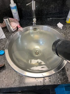 Wer in der Hansestadt wohnt, kennt das Problem oft aus eigener Erfahrung: Weiße Flecken auf der Armatur, raue Handtücher und verkalkte Wasserkocher. Hamburg hat in vielen Stadtteilen mit hartem Wasser zu kämpfen. Dies ist nicht nur ein optisches Ärgernis, sondern geht auch ins Geld. Eine professionelle Entkalkungsanlage kann hier Abhilfe schaffen und Ihre Installationen dauerhaft schützen. Wir von Sanitär & Rohr Profi Service erklären, warum sich die Investition lohnt.